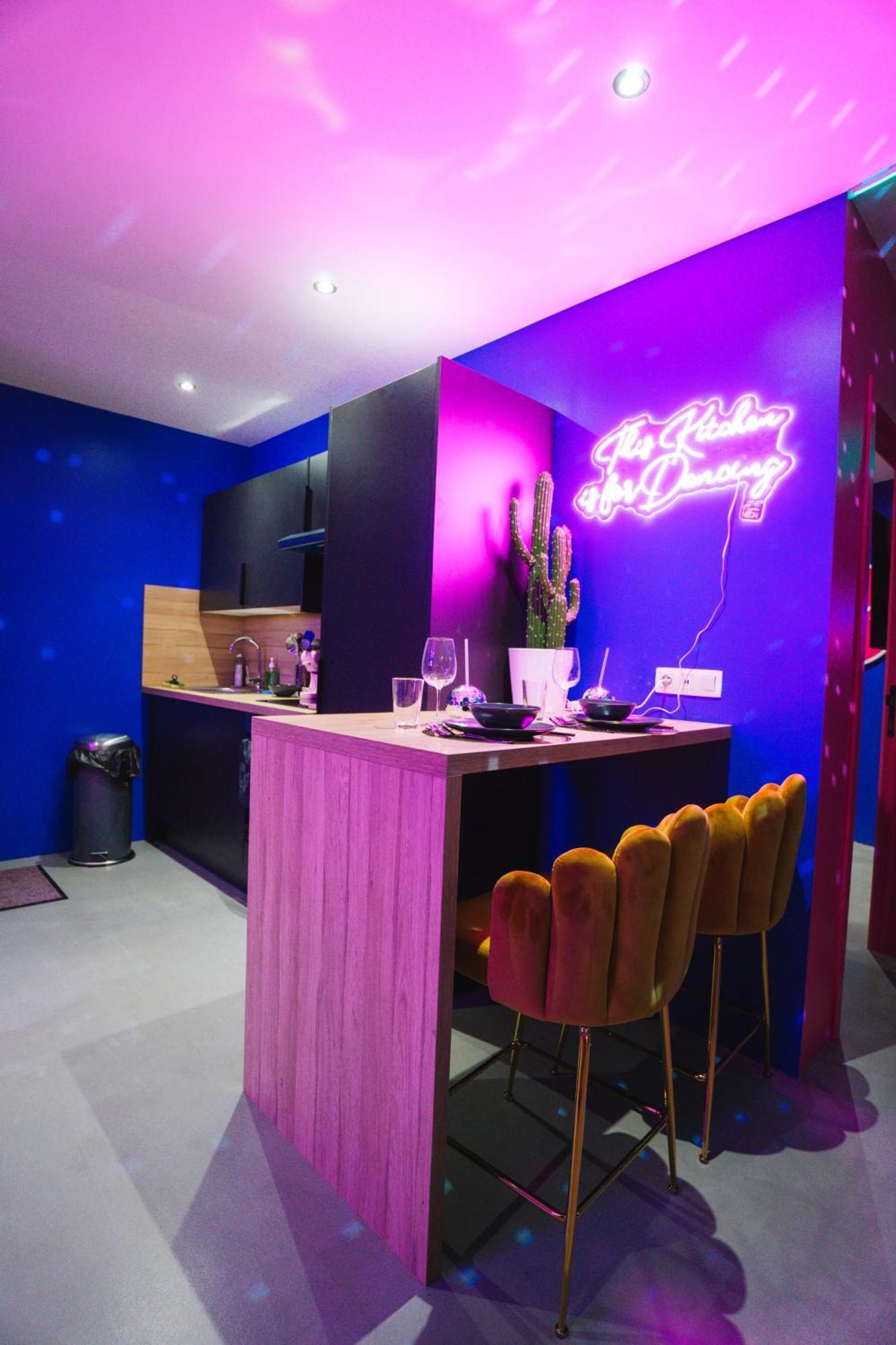 Capsule Boogie-Woogie - Jacuzzi - Sauna - Billard - Jeux - Ecran Geant - Filet Suspendu - Netflix La Louvière Εξωτερικό φωτογραφία