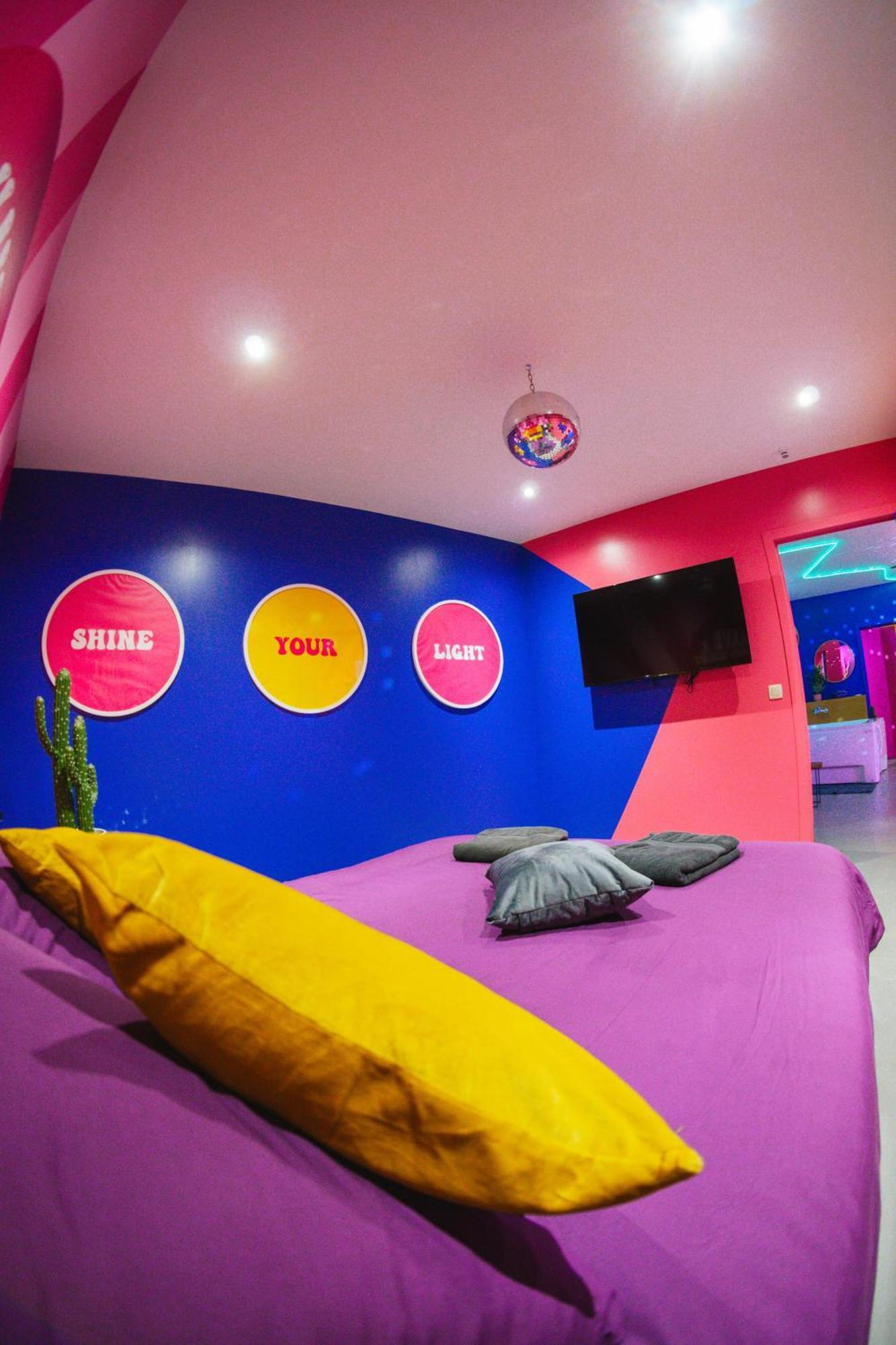 Capsule Boogie-Woogie - Jacuzzi - Sauna - Billard - Jeux - Ecran Geant - Filet Suspendu - Netflix La Louvière Εξωτερικό φωτογραφία