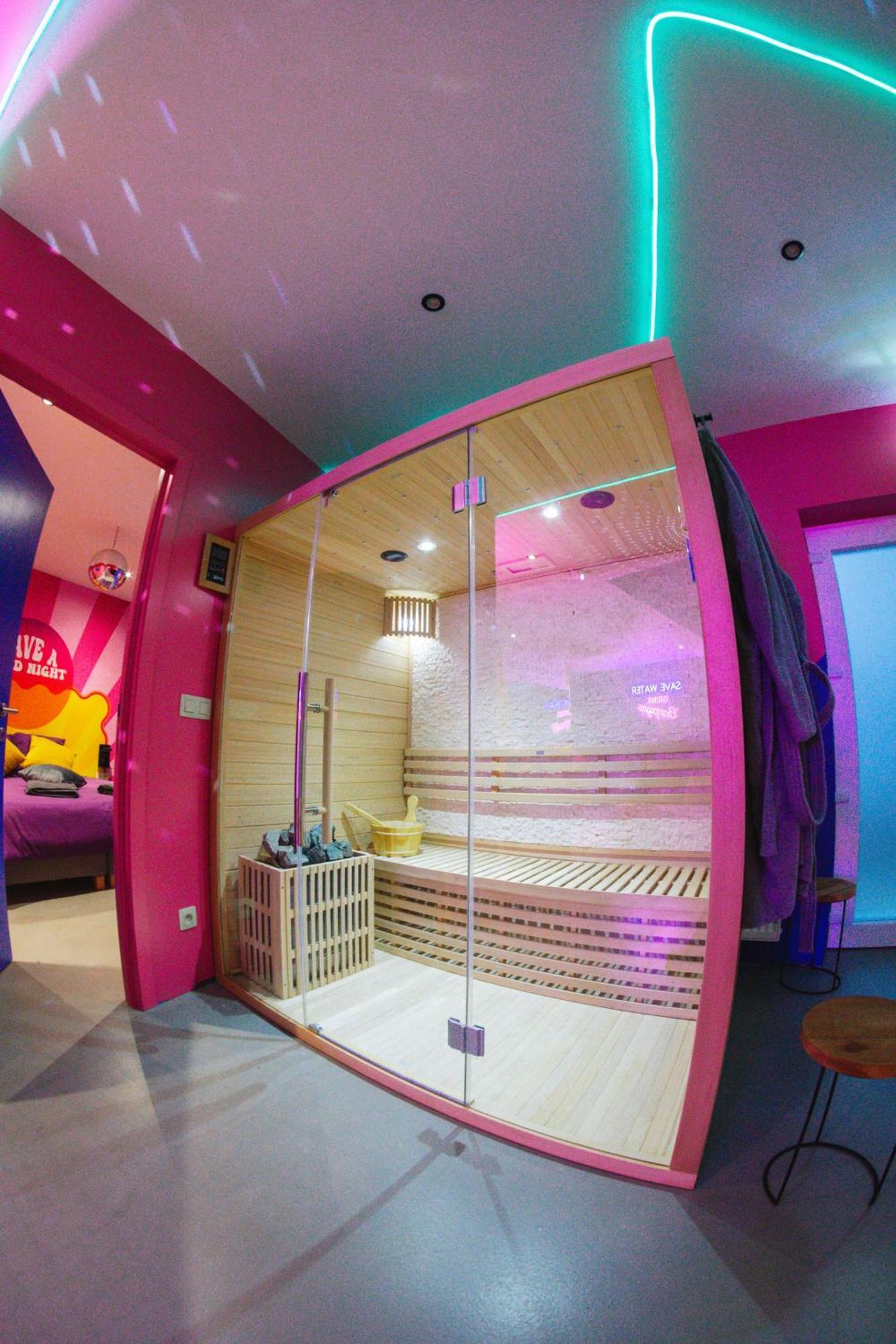 Capsule Boogie-Woogie - Jacuzzi - Sauna - Billard - Jeux - Ecran Geant - Filet Suspendu - Netflix La Louvière Εξωτερικό φωτογραφία