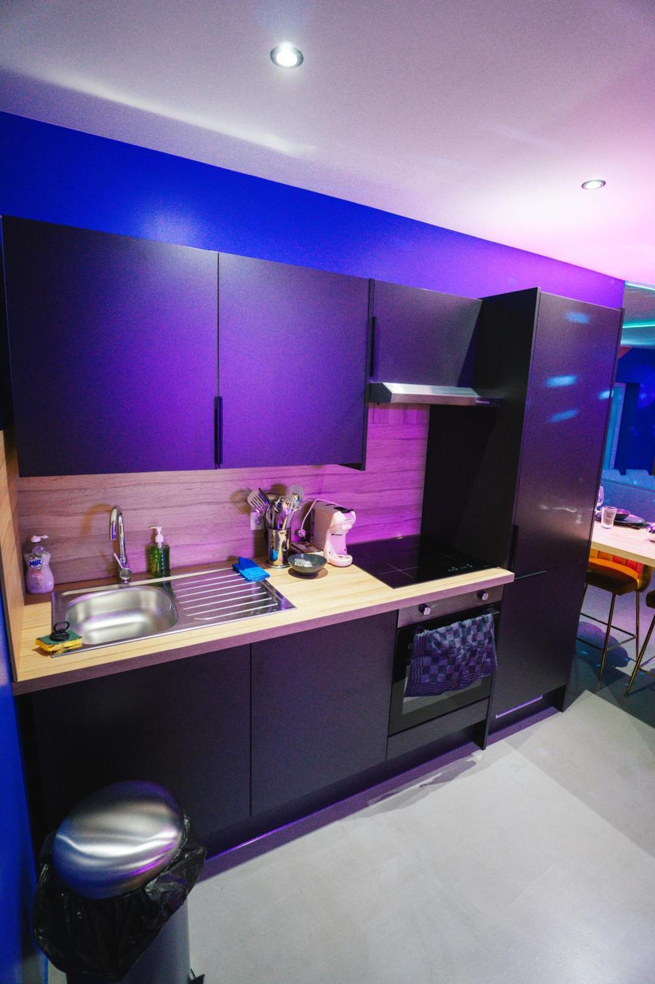 Capsule Boogie-Woogie - Jacuzzi - Sauna - Billard - Jeux - Ecran Geant - Filet Suspendu - Netflix La Louvière Εξωτερικό φωτογραφία