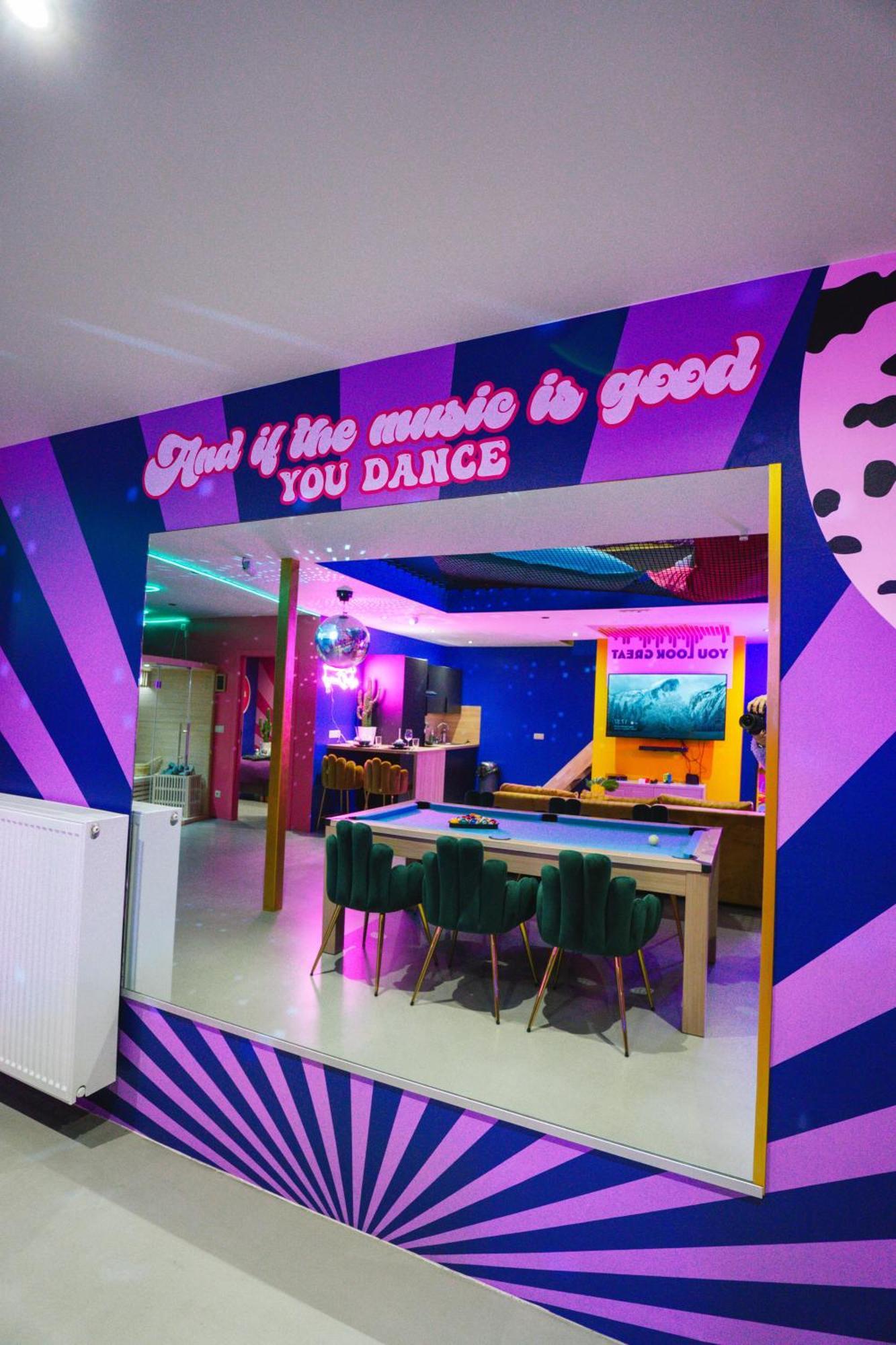 Capsule Boogie-Woogie - Jacuzzi - Sauna - Billard - Jeux - Ecran Geant - Filet Suspendu - Netflix La Louvière Εξωτερικό φωτογραφία