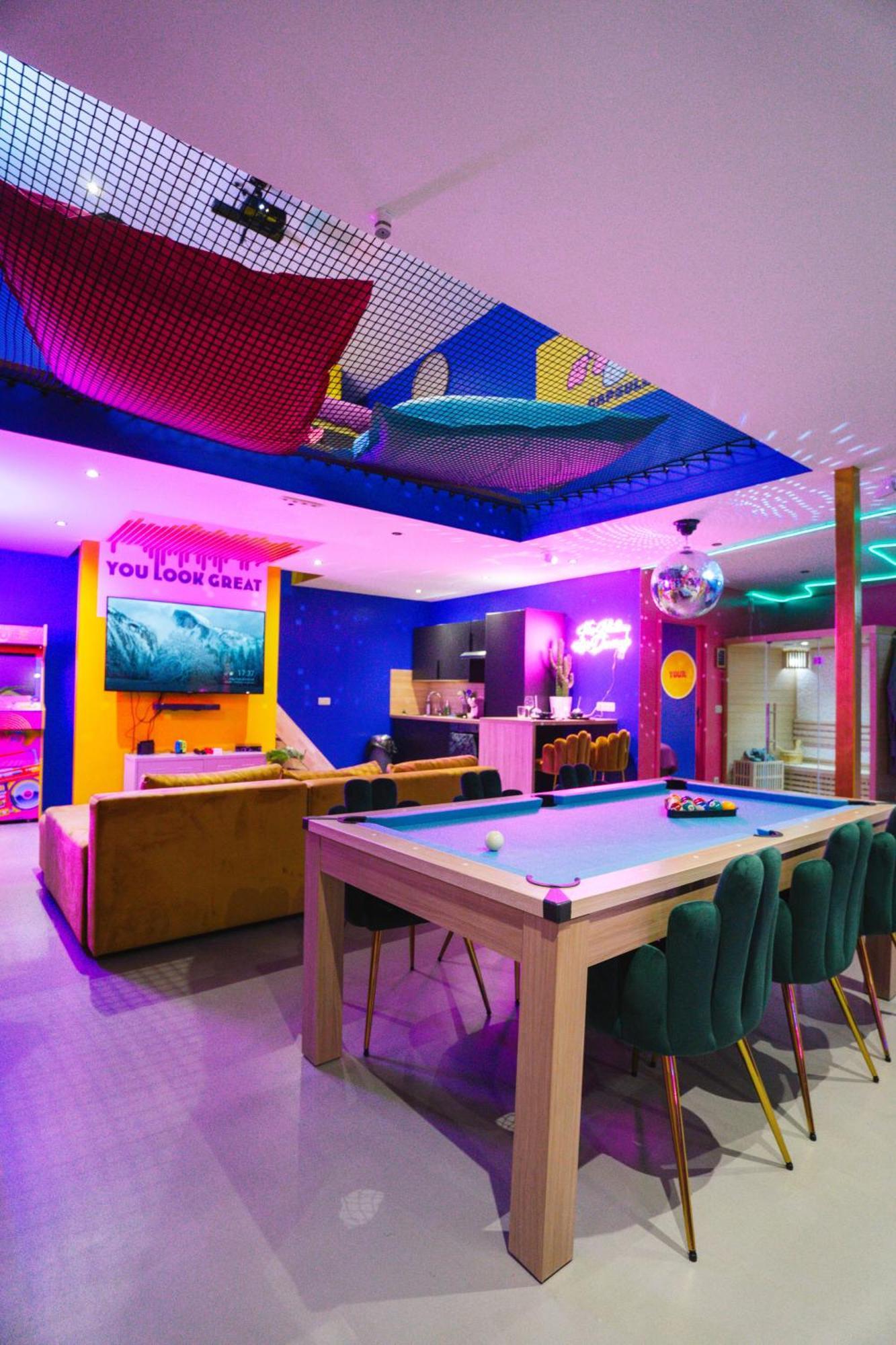 Capsule Boogie-Woogie - Jacuzzi - Sauna - Billard - Jeux - Ecran Geant - Filet Suspendu - Netflix La Louvière Εξωτερικό φωτογραφία