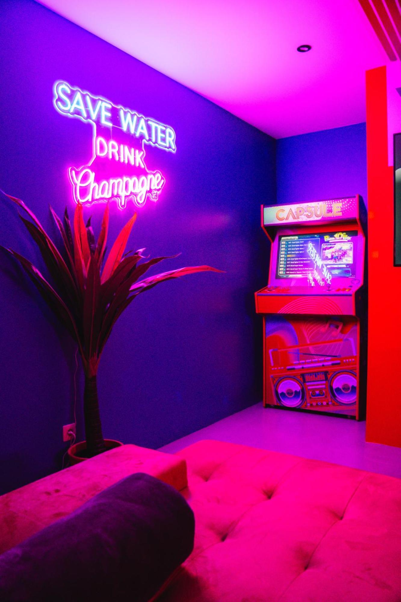 Capsule Boogie-Woogie - Jacuzzi - Sauna - Billard - Jeux - Ecran Geant - Filet Suspendu - Netflix La Louvière Εξωτερικό φωτογραφία