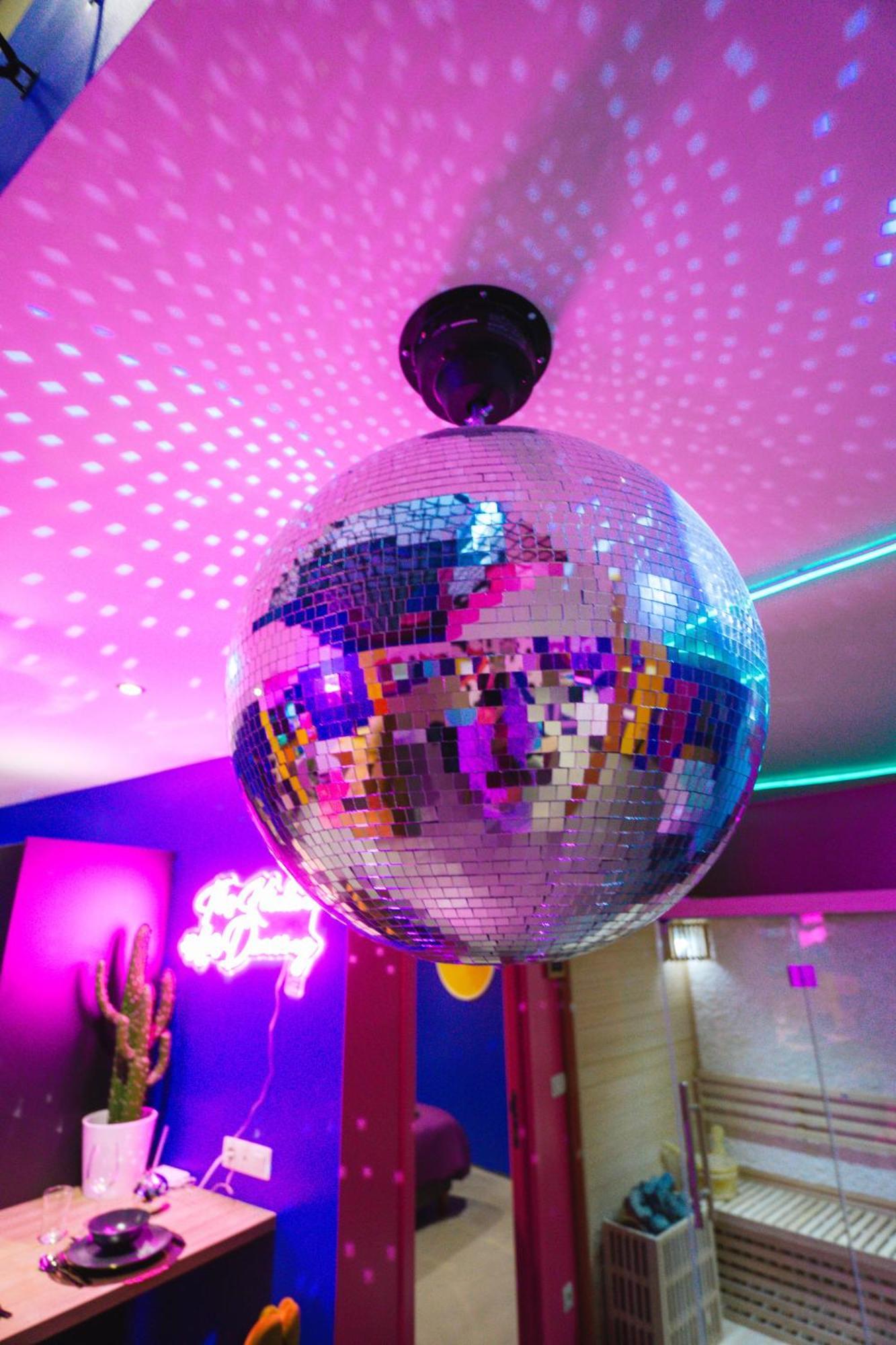 Capsule Boogie-Woogie - Jacuzzi - Sauna - Billard - Jeux - Ecran Geant - Filet Suspendu - Netflix La Louvière Εξωτερικό φωτογραφία