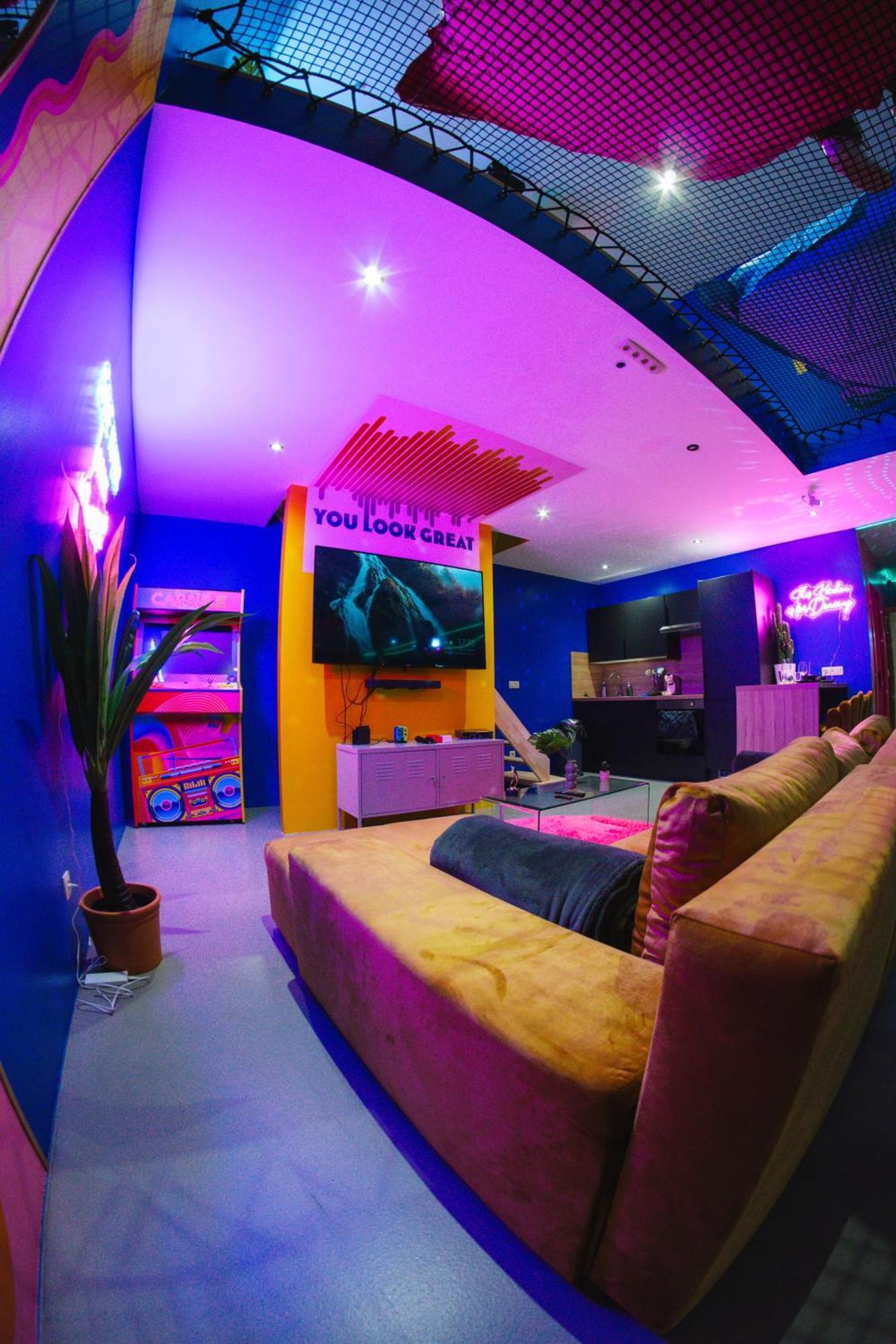 Capsule Boogie-Woogie - Jacuzzi - Sauna - Billard - Jeux - Ecran Geant - Filet Suspendu - Netflix La Louvière Εξωτερικό φωτογραφία